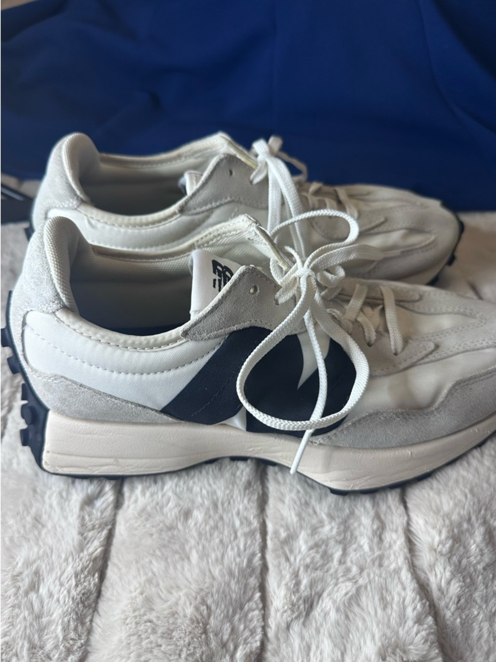 New Balance 327 in Black and White, size 8 Men or 9.5 Women - Picture 3 of 8